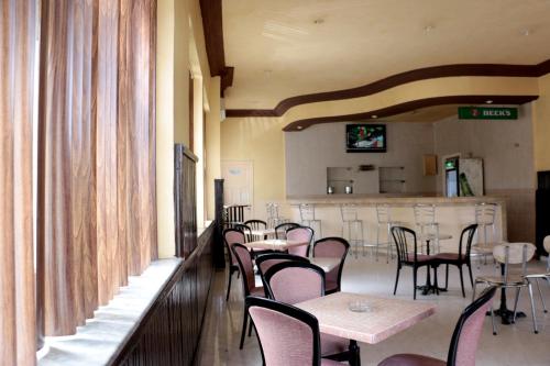 Hotel Saint Georges Tunis tesisinde bir restoran veya yemek mekanı