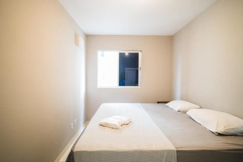 ein Schlafzimmer mit zwei Betten und einem Fenster in der Unterkunft Acomodações Campinas By Rental in São José