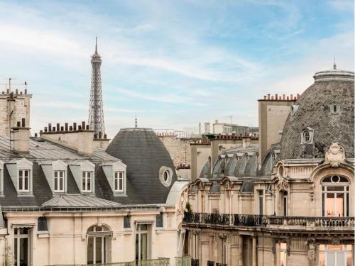 une vue des toits des immeubles avec la tour Eiffel dans l'établissement Merveil Signature Suite Hoche - Eiffel Tower view, à Paris