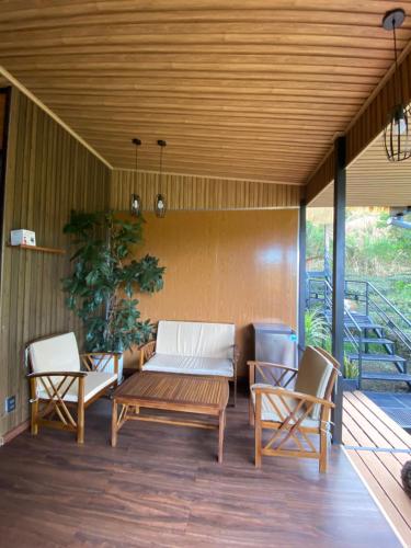 Μπαλκόνι ή βεράντα στο A Tea Hillside Bungalow