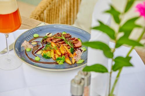 Makanan di atau berdekatan hotel