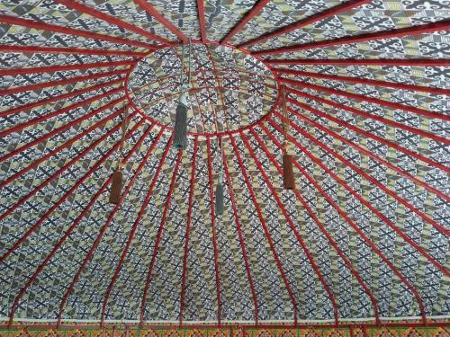 a view of the ceiling of a pavilion at Гостевой Дом АЛТЫН ЕМЕЛЬ in Kalīnīno