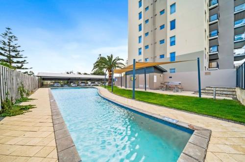 Kolam renang di atau dekat dengan Penthouse Ocean Views & Sunsets from Cottesloe to Fremantle wide 2 bedrooms a large private terrace 2 accessible parking and access to beaches cafes and Swan River