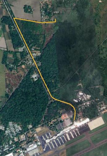 a road with a yellow line on it at Modern house, 5 minutes from El Salvador Airport in Astoria