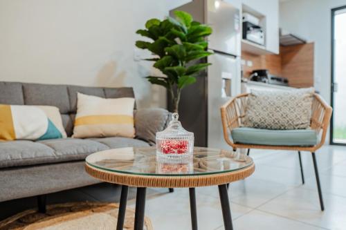 a living room with a couch and a glass table at Modern house, 5 minutes from El Salvador Airport in Astoria