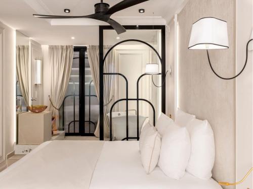 une chambre avec un lit blanc avec des oreillers blancs dans l'établissement Merveil - Signature Suite -Tour Eiffel- Grenelle I, à Paris