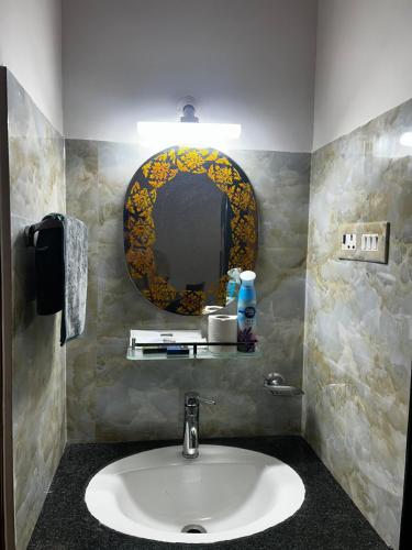 a bathroom with a sink and a mirror at Casa Amore in Benaulim