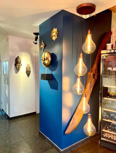 une pièce avec un mur bleu avec une planche de surf dessus dans l'établissement Chez les Stephs, à Magny-le-Hongre