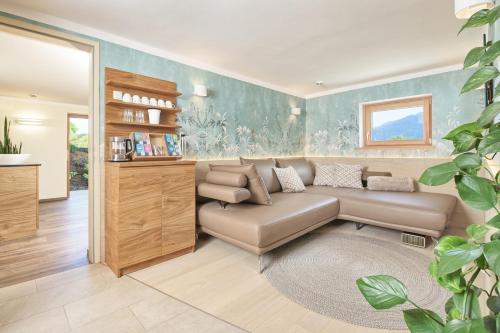 エック・アム・ファーカー・ゼーにあるApartments am Seeのソファとテーブルのあるリビングルーム