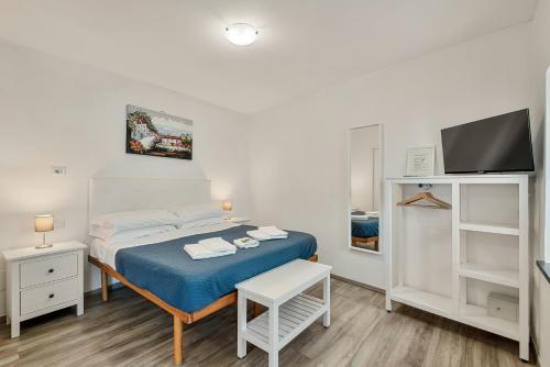 a small bedroom with a bed and a tv at La Casa di Luna in Riomaggiore
