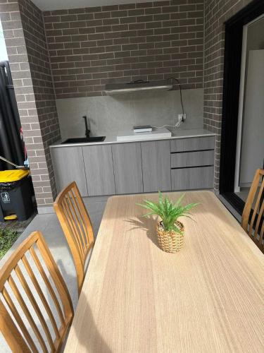 Dapur atau dapur kecil di Ensuite Double Room - Central & Convenient Location in Guildford West