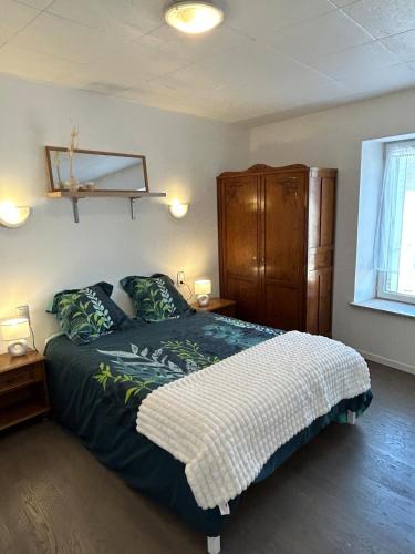 une chambre avec un lit et deux lampes et une fenêtre dans l'établissement Le P'ti Mignat - Maison entière 2 chambres double - max 4 pers, à Suèvres