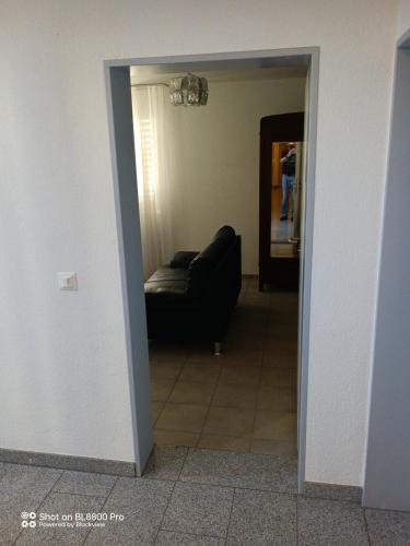 a hallway with a black couch in a room at Tengs in Triboltingen