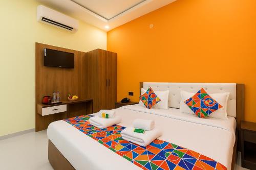 Una cama o camas en una habitación de FabExpress Rameshwaram 900 meter from Ram Mandir