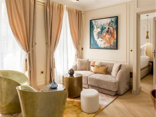 un salon avec un canapé et une table dans l'établissement Merveil - Luxury Suite - Marais - Turbigo II, à Paris