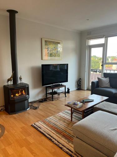 Televisyen dan/atau pusat hiburan di Apartment in Windsor, Melbourne