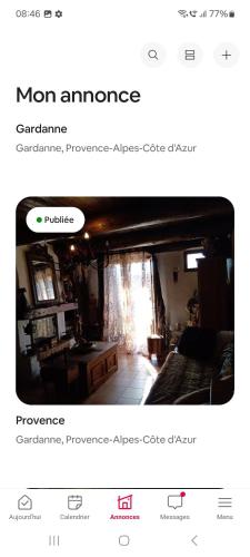 une photo d'une chambre avec un lit et une fenêtre dans l'établissement Maison de charme, à Gardanne