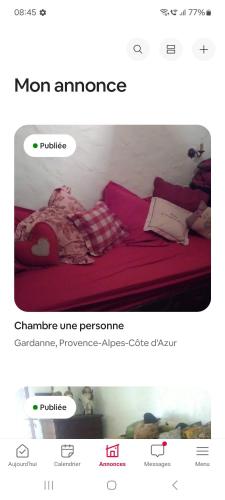 une chambre avec un lit avec un ours en peluche dessus dans l'établissement Maison de charme, à Gardanne