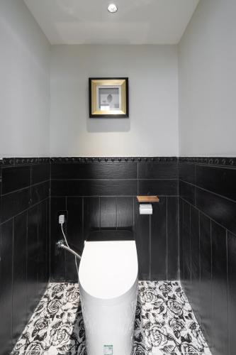 a bathroom with a white toilet in a black wall at 重庆大野江景民宿 in Chongqing