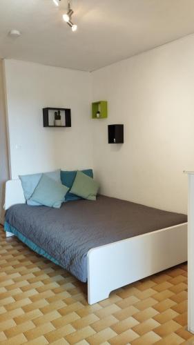 une chambre avec un grand lit dans une pièce dans l'établissement Studio port de plaisance, à Mauguio