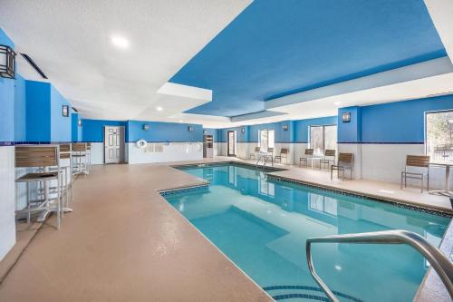 a large swimming pool with blue walls and blue ceilings at Comfort Inn & Suites Chattanooga West - Lookout Mountain in Chattanooga