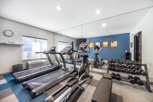 a gym with treadmills and cardio machines in a room at Comfort Inn & Suites Chattanooga West - Lookout Mountain in Chattanooga
