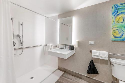 Ванная комната в MainStay Suites Oakbrook Terrace - Chicago
