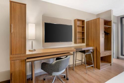 Телевизор и/или развлекательный центр в MainStay Suites Oakbrook Terrace - Chicago