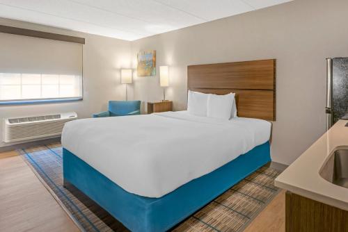 Кровать или кровати в номере MainStay Suites Oakbrook Terrace - Chicago