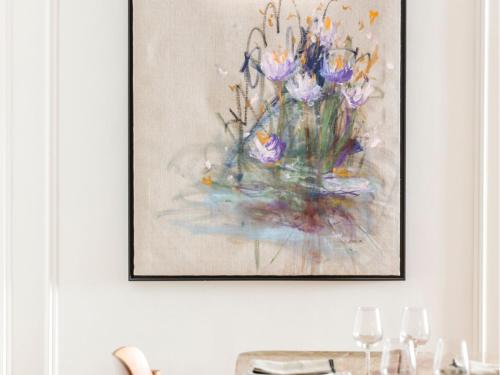 une peinture d'un vase de fleurs sur un mur dans l'établissement Merveil - Signature Suite -Tour Eiffel-Grenelle II, à Paris