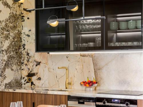 une cuisine avec un évier et un bol de fruits dans l'établissement Merveil - Signature Suite -Tour Eiffel-Grenelle II, à Paris