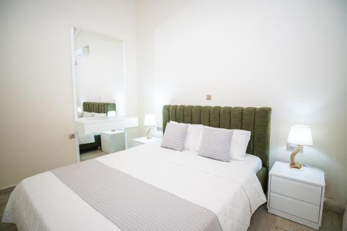 Ένα ή περισσότερα κρεβάτια σε δωμάτιο στο Ninos Corfu Villas