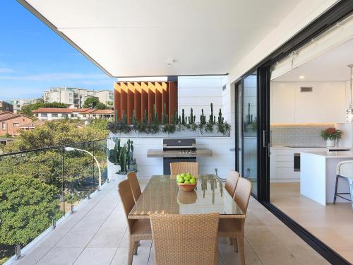 een keuken en eetkamer met een tafel en stoelen bij PineTree Penthouse by Coast Hosting in Terrigal