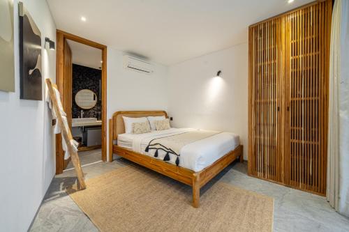 une chambre avec un lit et un bureau dans une pièce dans l'établissement Happiness Apartment 1 - Wake Up in Paradise - Live in Ubuds Best Spot, à Ubud