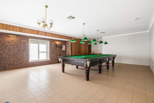 Mesa de billar en Serene By Coast Hosting