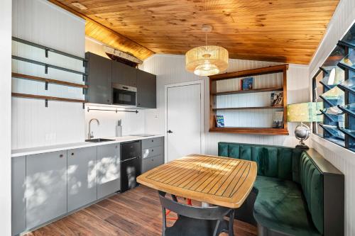 Η κουζίνα ή μικρή κουζίνα στο The Cabin by Coast Hosting