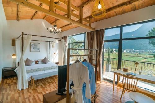 Postel nebo postele na pokoji v ubytování Gui zhou Wan Feng Lin Eave Boutique Hotel