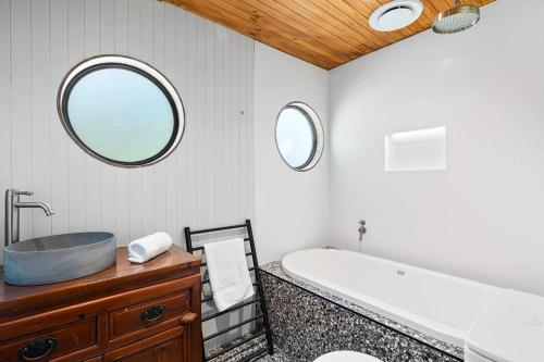 Ένα μπάνιο στο The Cabin by Coast Hosting