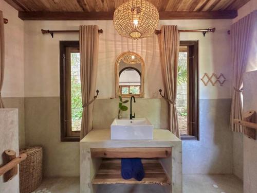 une salle de bains avec un lavabo et un miroir dans l'établissement The Tree House, à Baie d'Arugam