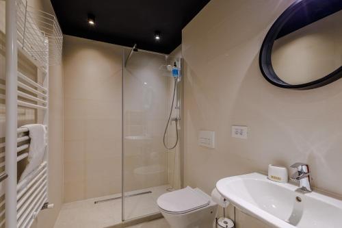 a bathroom with a shower and a toilet and a sink at 4friendscoresibrasov M&L in Braşov
