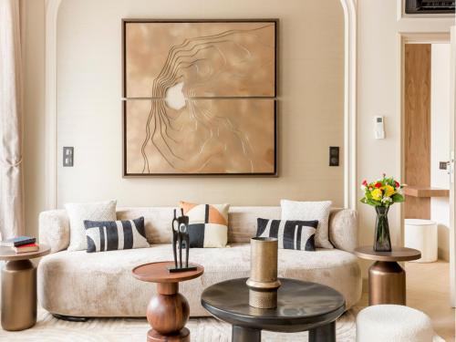 - un salon avec un canapé et un tableau dans l'établissement Merveil - Signature Suite - Marais -Turbigo III, à Paris