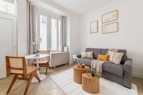 un salon avec un canapé et une table dans l'établissement Cozy studio in Montmartre, à Paris