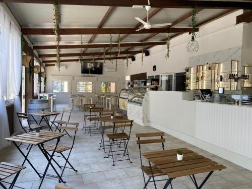 カザル・ボルセッティにあるRomea Family Campingの部屋にテーブルと椅子があるレストラン