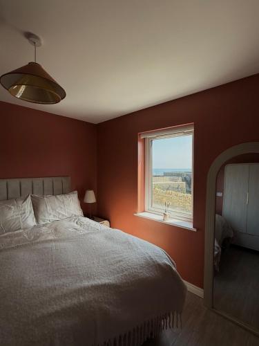 Postel nebo postele na pokoji v ubytování SeaScape Annalong