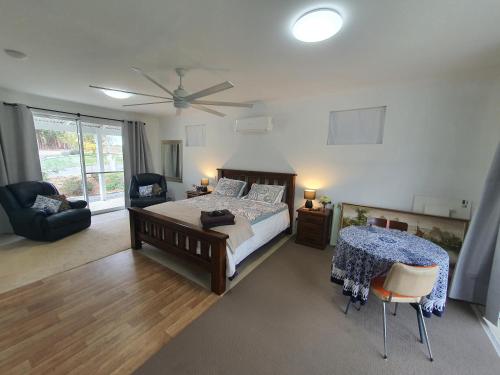 Ένα ή περισσότερα κρεβάτια σε δωμάτιο στο Eddies Beach Farm - King Bed - Room