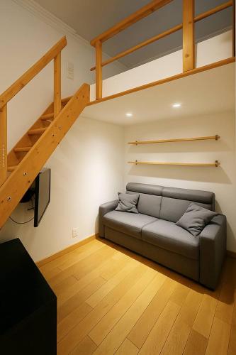 un salon avec un canapé et un escalier dans l'établissement Opera - Chatelet, à Paris