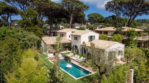 une vue aérienne d'une maison avec piscine dans l'établissement Villa Oulibo, à Saint-Tropez