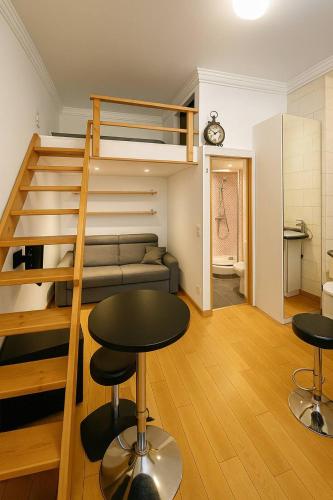 - un salon avec un canapé, une table et un tabouret dans l'établissement Opera - Chatelet, à Paris