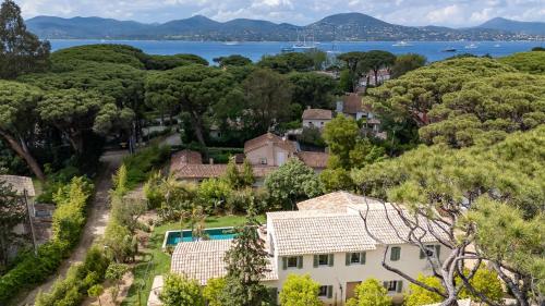 une maison avec vue sur l'eau et les arbres dans l'établissement Villa Oulibo, à Saint-Tropez