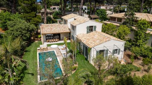 une vue aérienne d'une maison avec piscine dans l'établissement Villa Oulibo, à Saint-Tropez